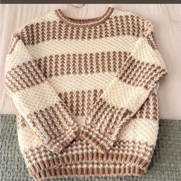 Grey Bandit Dana Sweater - Small NWT - Picture 2 of 9